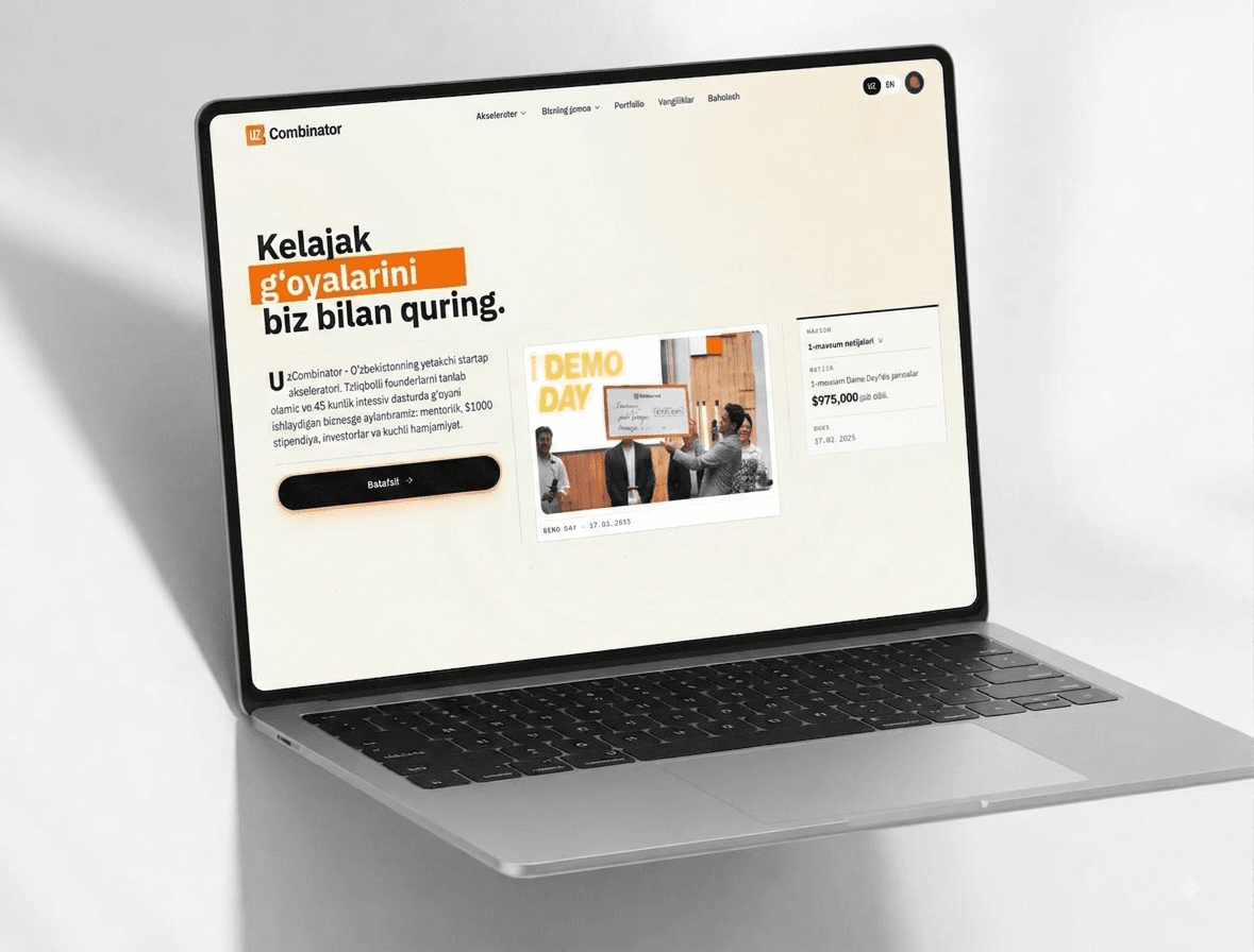Noutbuk ekranidagi UzCombinator sayti: «Kelajak g‘oyalarini biz bilan quring» sarlavhasi, Demo Day fotosurati va birinchi mavsum sarmoya natijalari paneli